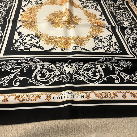 Like new Versace scarf - Picture 3 of 5